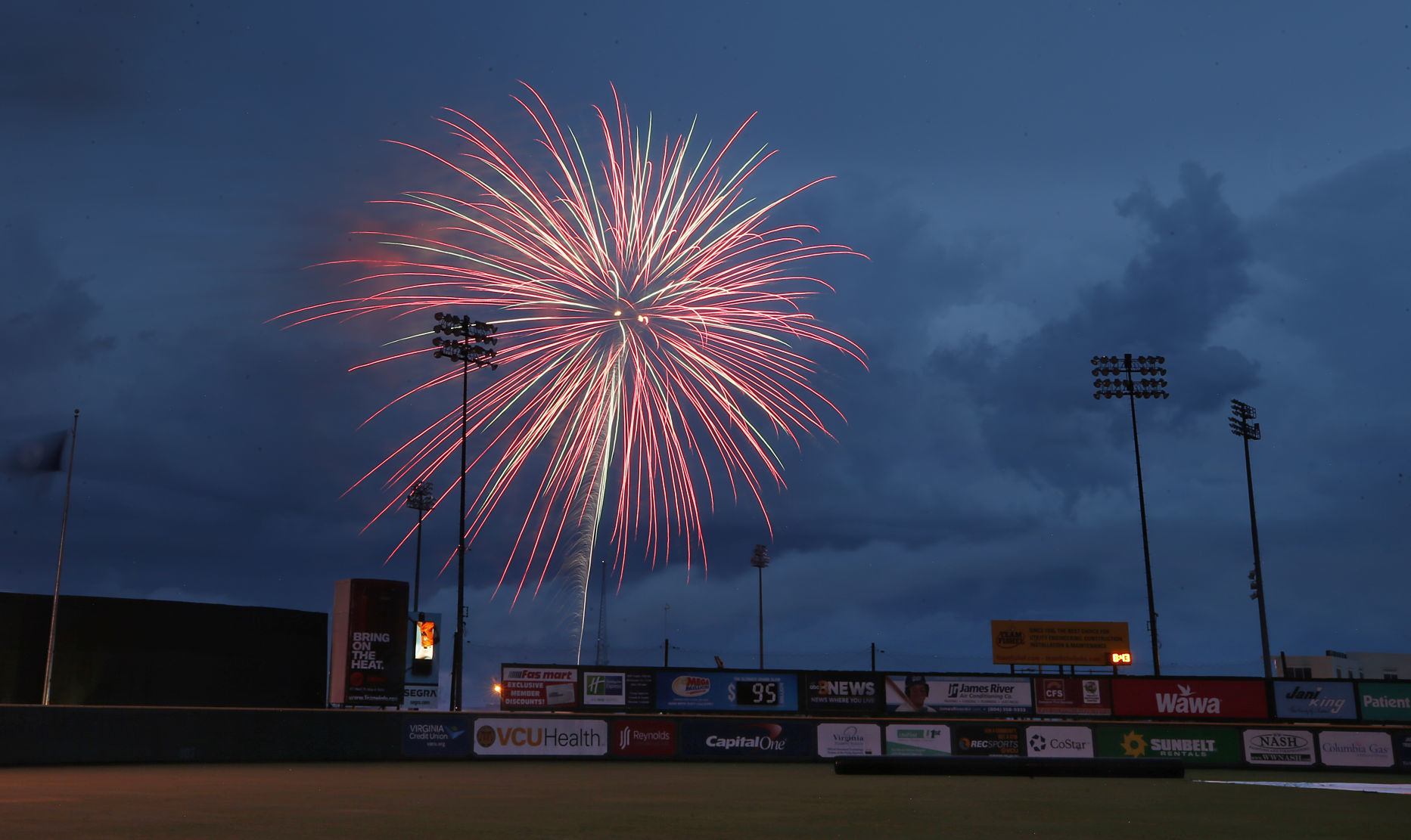 20190705_MET_FIREWORKS_AWE02